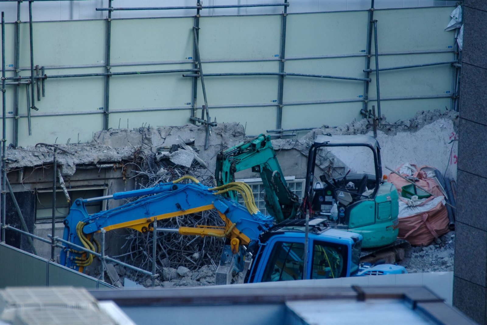 Bagger beim Gebäude­abbruch in Bayern